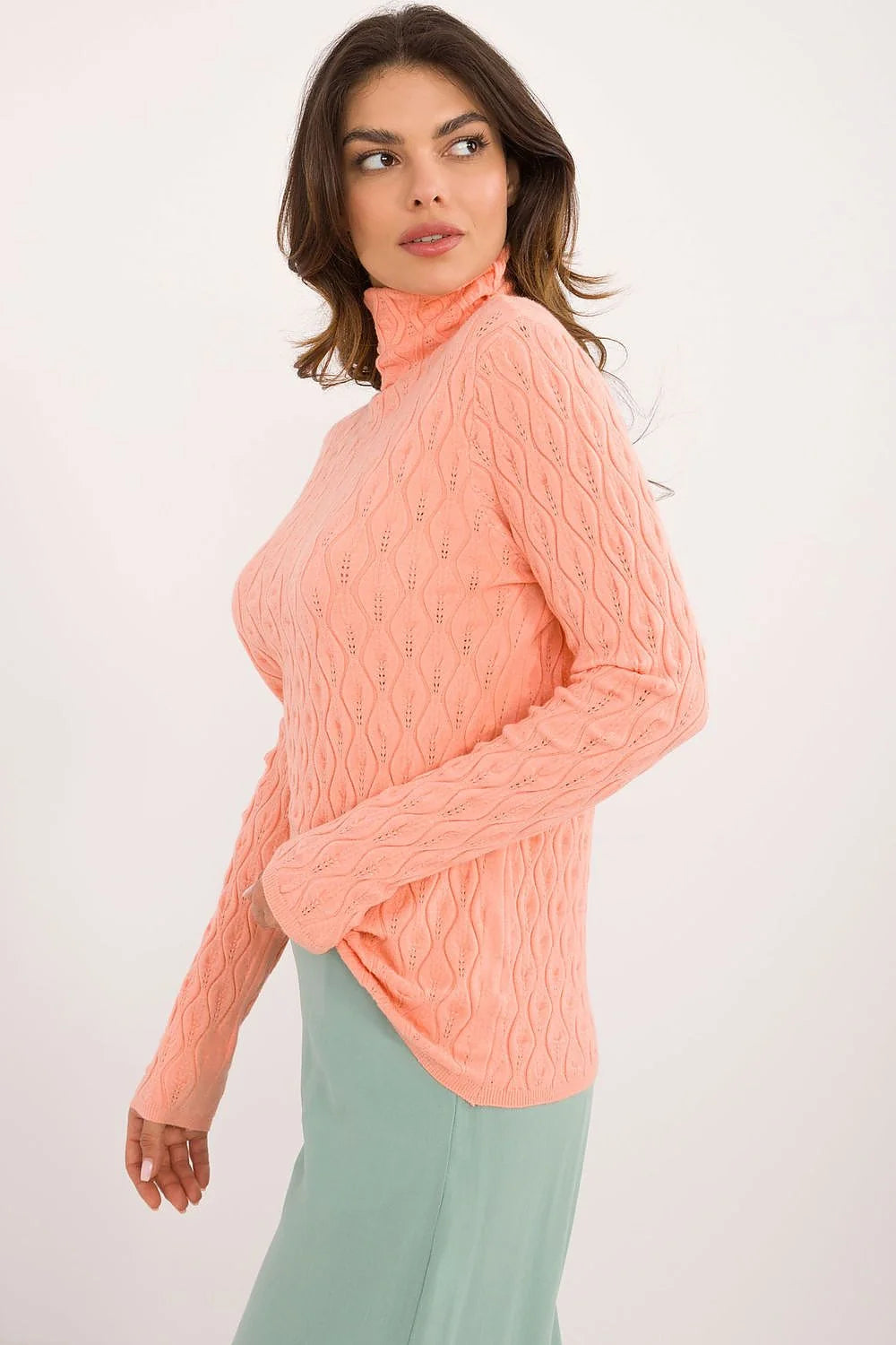 Pull femme élégant col roulé motif tricot torsadé couleur pêche pastel manches longues coupe ample matériau doux