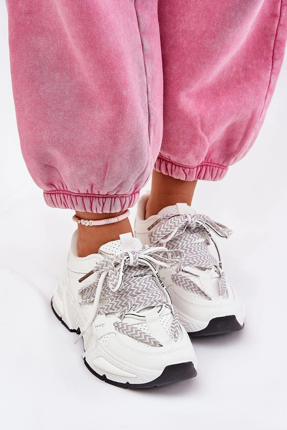 Ensemble jogging et baskets femmes rose délavé blanc cassé style sportswear confortable