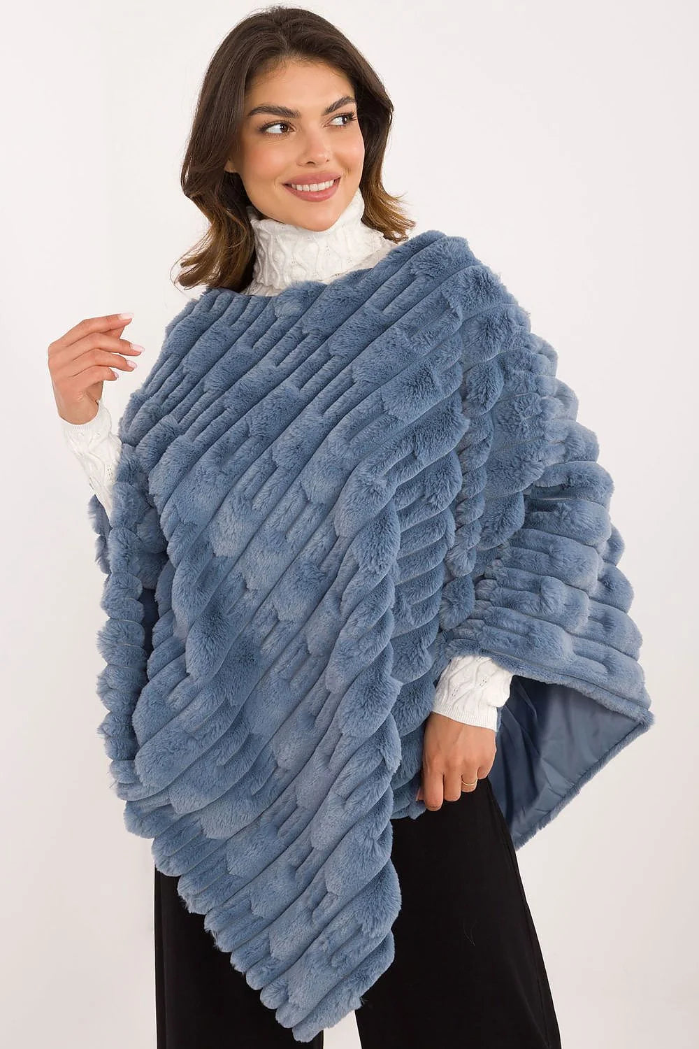 Poncho en fausse fourrure bleu pastel asymétrique texture linéaire motifs diagonaux doublure satinée polyester femmes