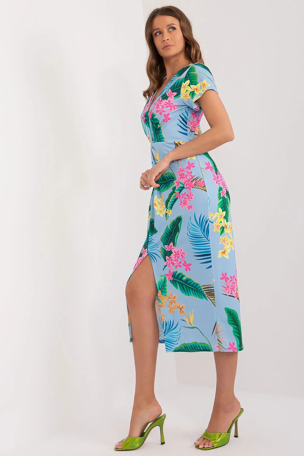 Robe d'été tropical longueur midi manches courtes décolleté en V tissu léger coloré motifs floraux femmes