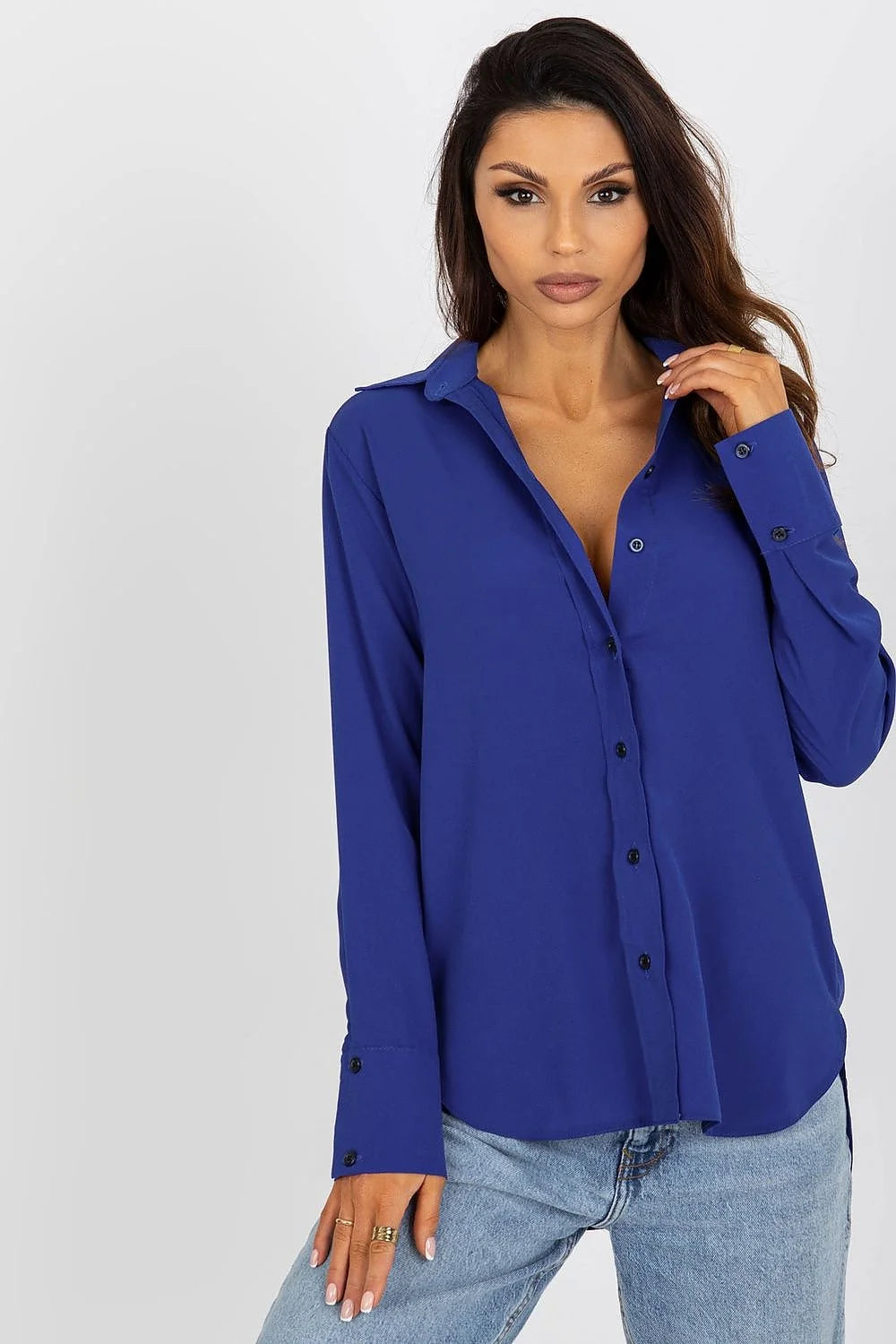 chemise longue manches longues Lakerta élégante bleu vif femme fluide satinée oversize boutonnée col pointu poignets boutons noirs ourlet arrondi
