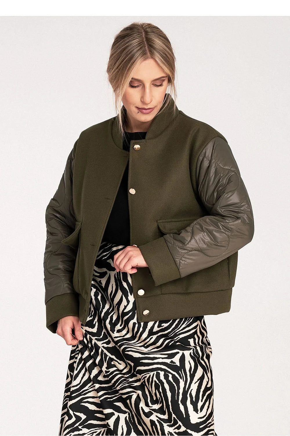 veste bomber courte kaki femme corps laine mélangée structurée manches matelassées nylon brillant col mao boutons pression dorés
