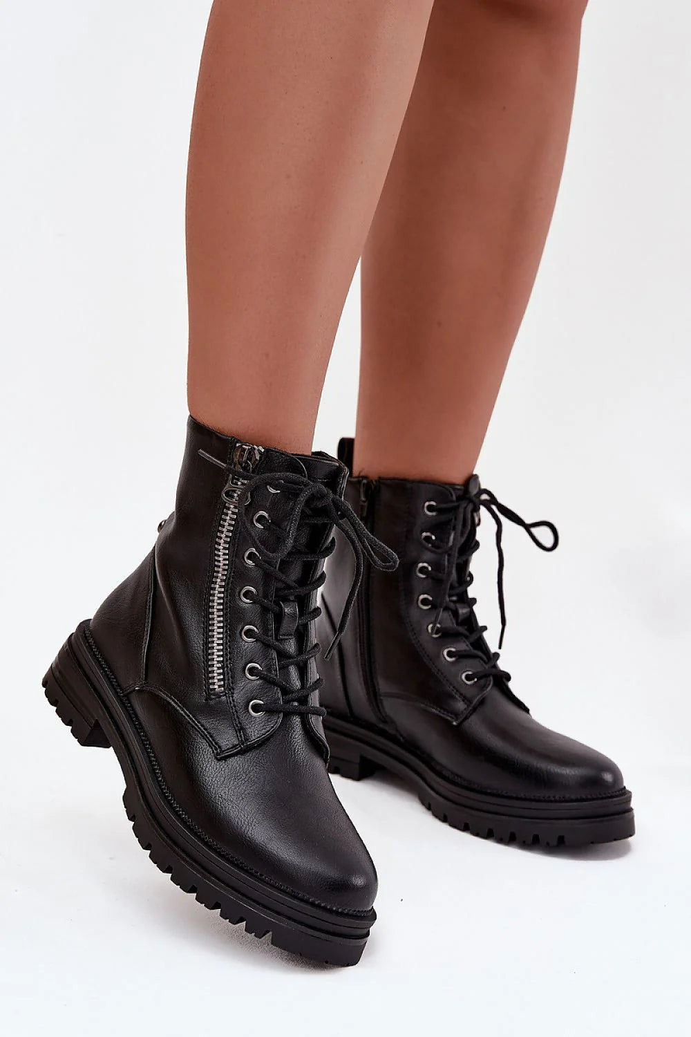 bottines femme noires cuir écologique lisse bout arrondi semelle plateforme crantée lacets zip latéral œillets argentés talon moyen confort urbain