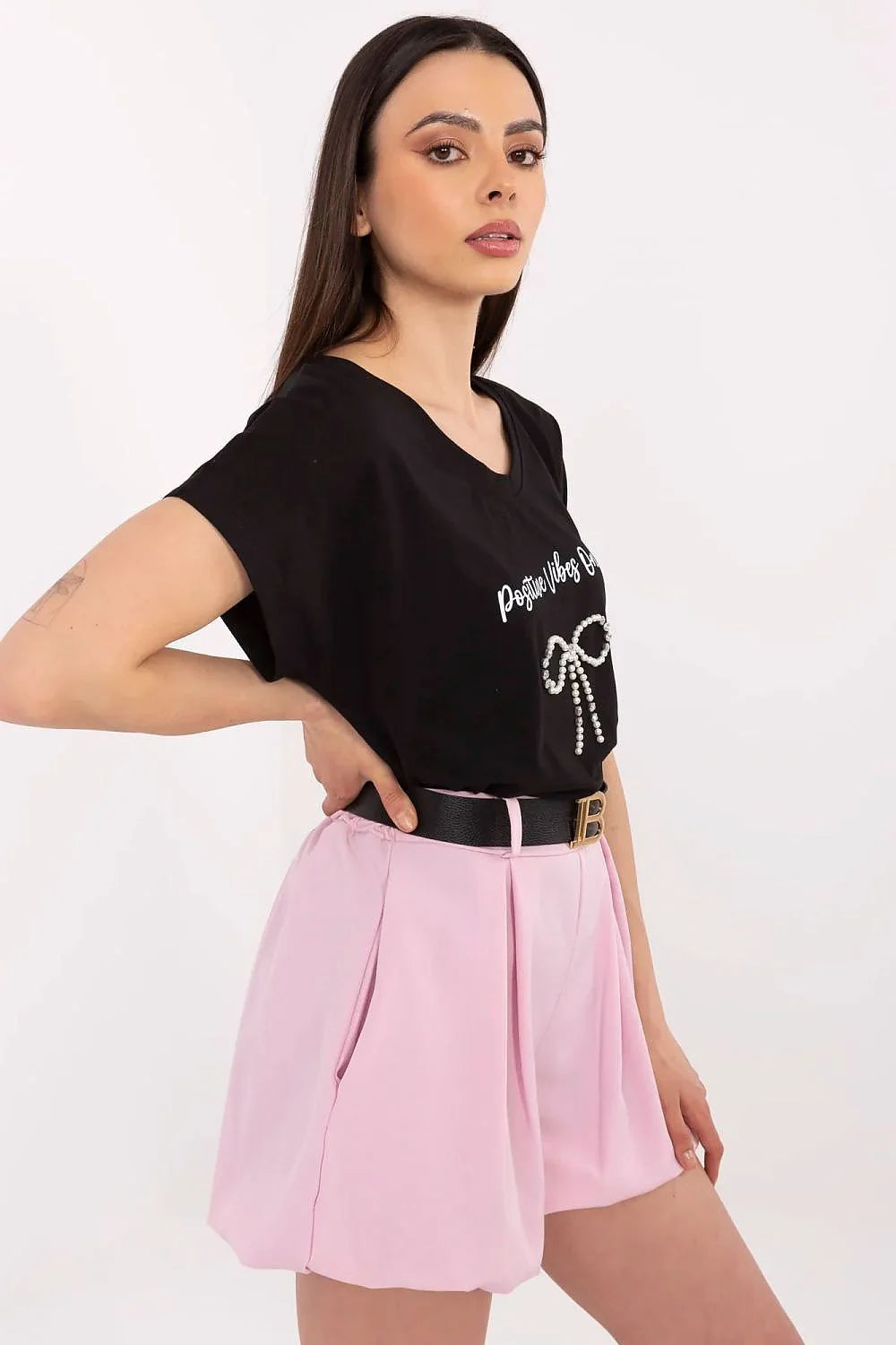 T-shirt noir manches courtes col V short rose ample ceinture noire boucle dorée mode femme casual élégant look