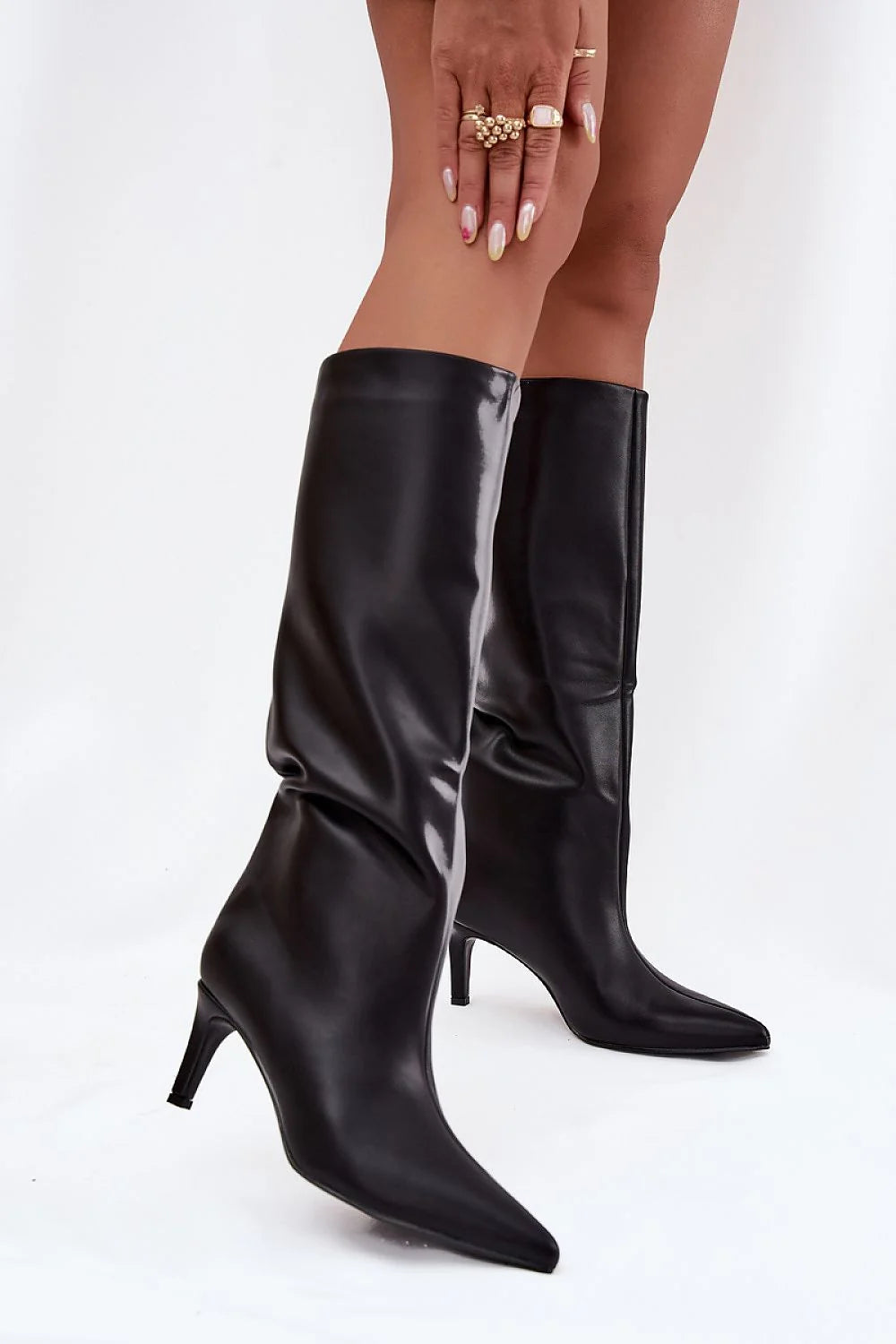 bottes montantes similicuir noir brillant tige droite froncée pullon bout effilé pointu talon aiguille bas élégant chic urbain habillé quotidien