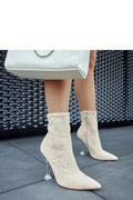 bottines beige daim talon transparent plexiglas stiletto évasé contemporain élégant sophistiqué montante stretch chaussette pointu silhouette ajustée fermeture éclair urbaine