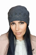 Bonnet d'hiver élégant pour femme en laine grise avec perles et strass, ajustement parfait, style moderne et sophistiqué