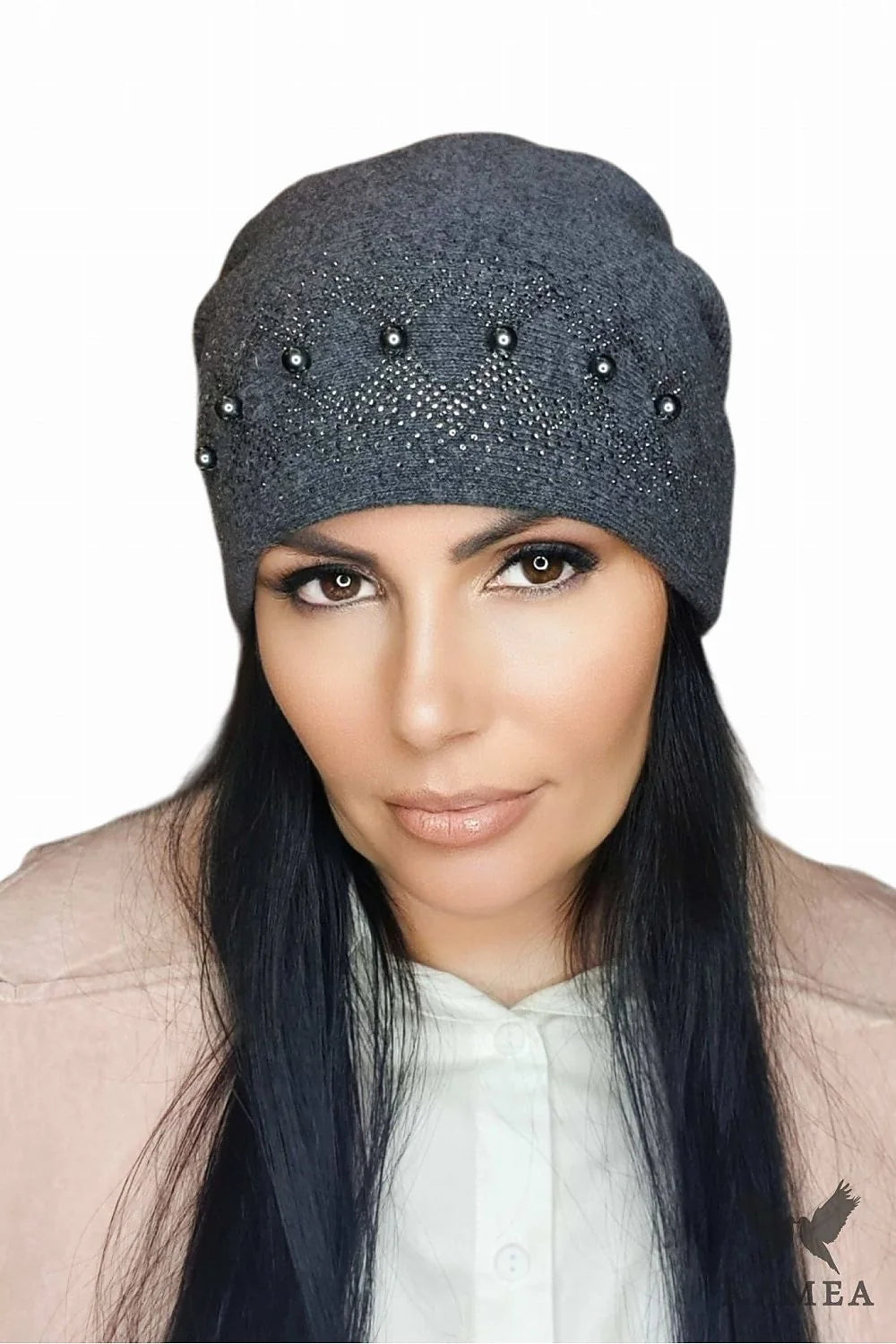 Bonnet d'hiver élégant pour femme en laine grise avec perles et strass, ajustement parfait, style moderne et sophistiqué