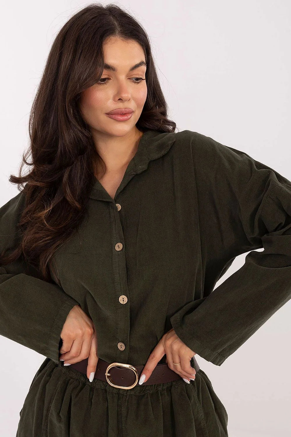 robe chemise velours côtelé kaki oversize manches longues col boutonnage boutons bois taille smockée ceinture marron boucle dorée