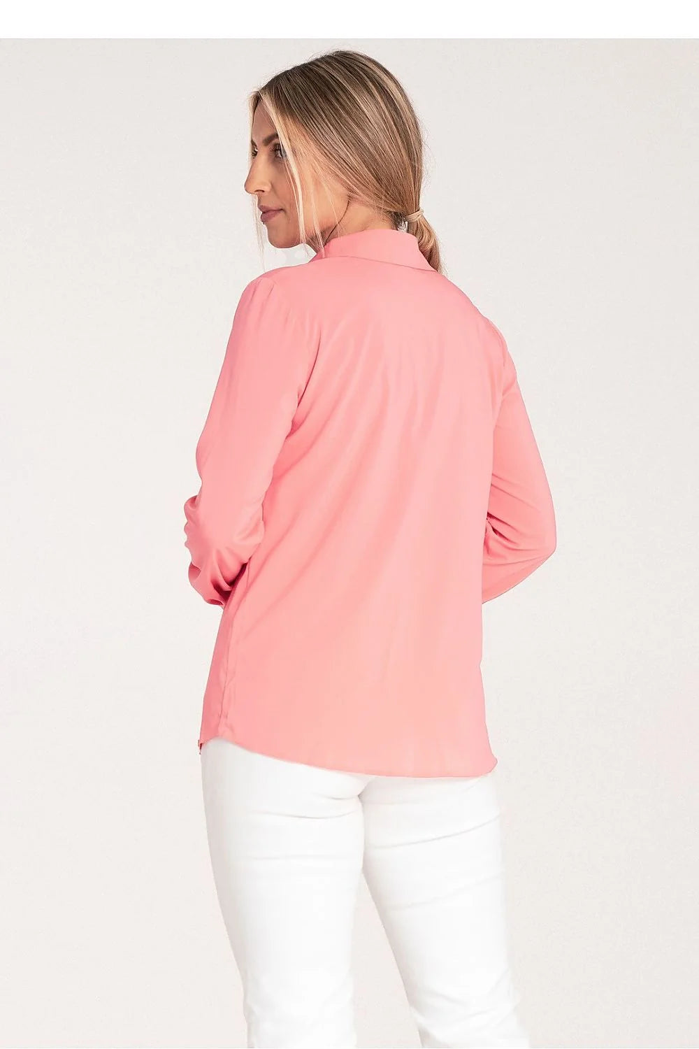 chemise longue manches longues corail rose col classique patte boutonnage dissimulée coupe droite légèrement cintrée taille ajustée polyester élasthanne soyeuse