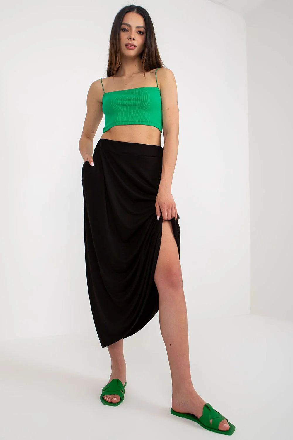 Jupe longue Rue Paris, tenue féminine, crop top vert, jupe noire, style moderne, femmes, été, occasionnels, soirée, accessoires, mode, vêtement, Paris, shopping