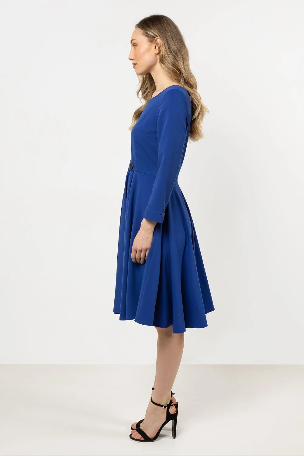 robe jour élégante bleu cobalt manches longues col bateau taille cintrée jupe évasée plissée crêpe boutons noirs