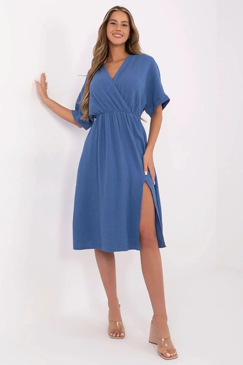 Robe de jour Italy Moda en mousseline légère 100% coton coupe évasée devant croisé ceinture élastique manches courtes couleur bleu clair