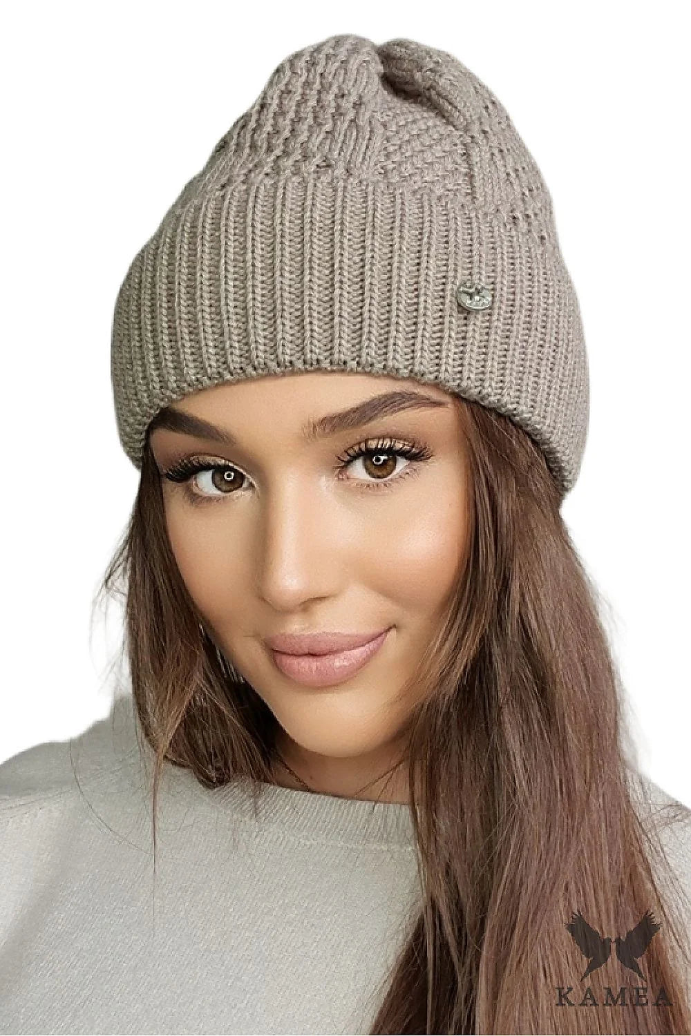 Kamea bonnet écharpe taupe gris clair tricot laine thermorégulatrice chaud doux ajusté raffiné chic polyvalent discret insigne métallique