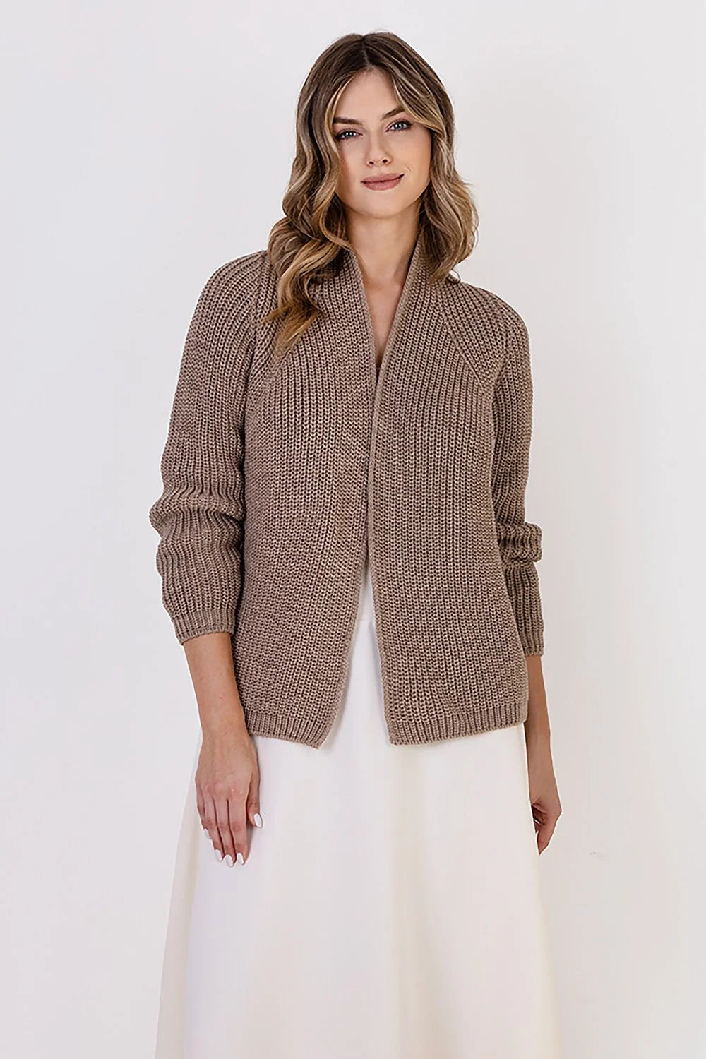 cardigan côtelé col châle taupe laine acrylique doux chaud manches raglan coupe ajustée longueur hanches bords côtelés superposable féminin élégant