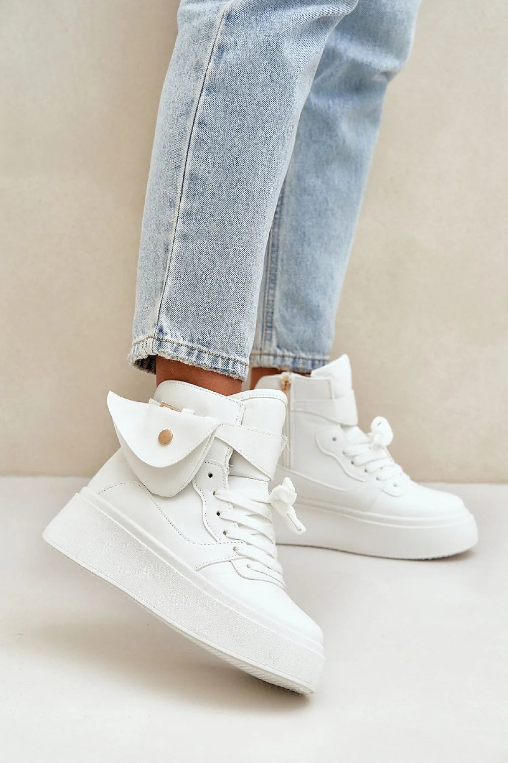 Chaussures de sport montantes femmes design moderne style urbain cuir écologique blanc confort amorti plateforme épaisse lacets blancs rabat décoratif
