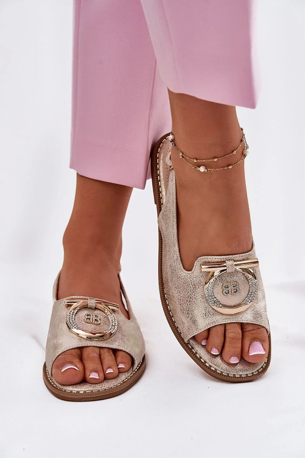 sandales mules plates femme bout ouvert champagne beige métallisé cuir écologique supérieure semelle rembourrée surpiqûres ornement strass boucle dorée BB