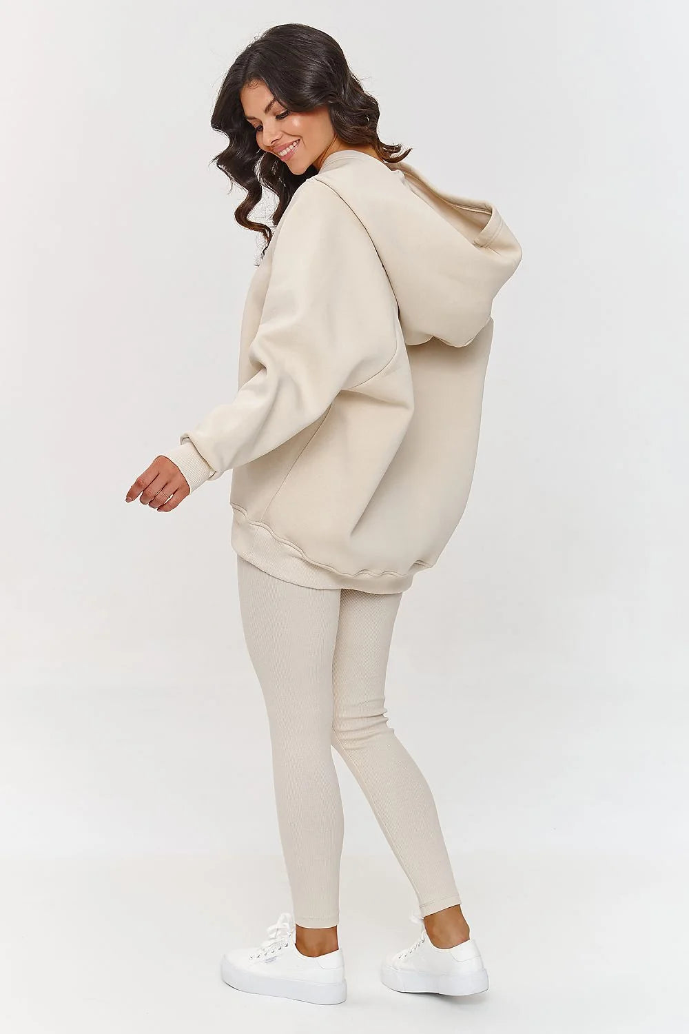 Ensemble Makadamia sweat à capuche beige coton mélangé coupe oversize pantalon slim ajusté baskets blanches femme