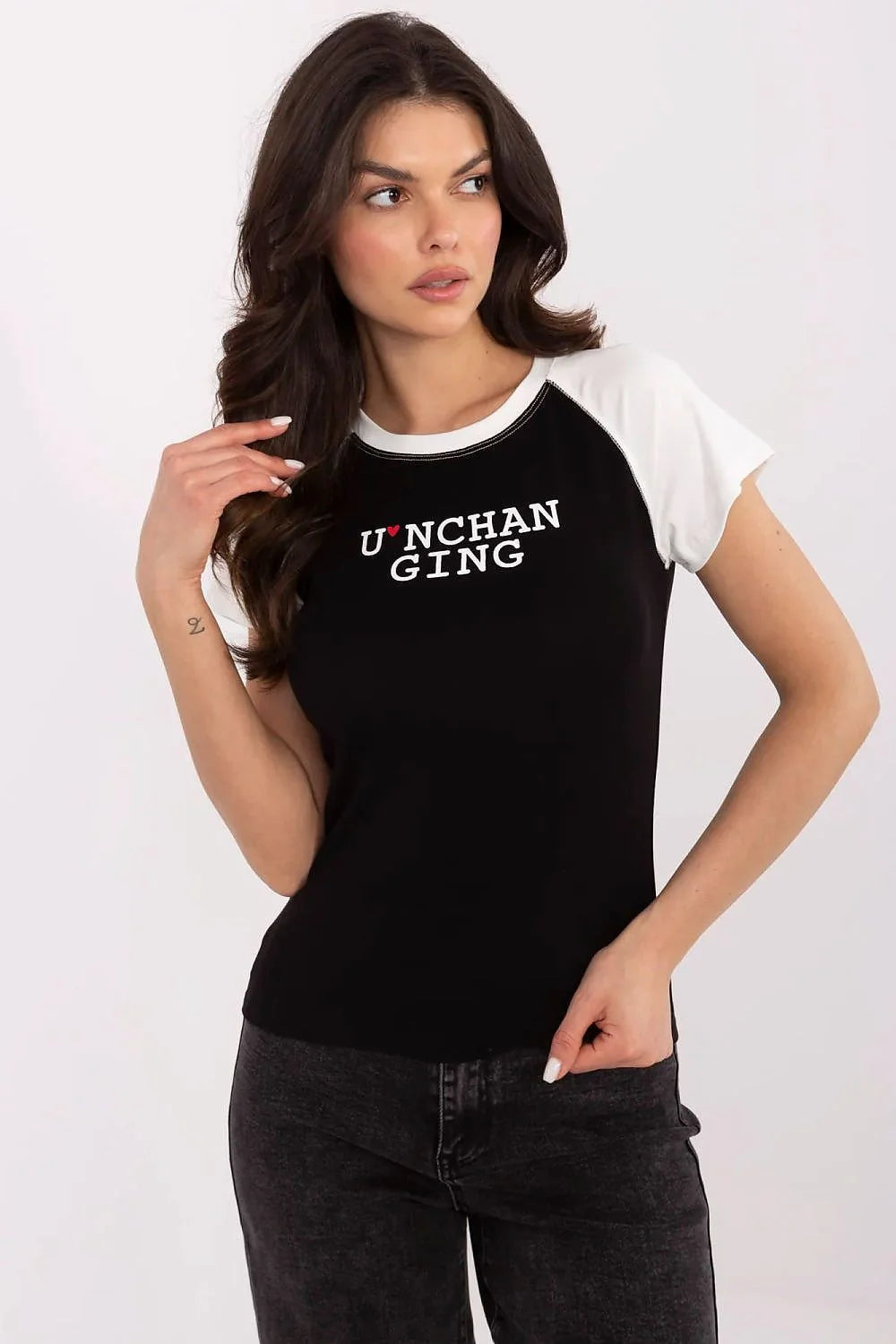 T-shirt féminin décontracté style raglan manches courtes contraste noir blanc imprimé UNCHANGING cœur rouge