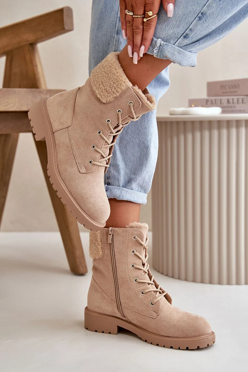 bottines femme suédine beige tige 17cm mi mollet sherpa doublure semelle crantée caoutchouc lacets oeillets zip latéral confortable
