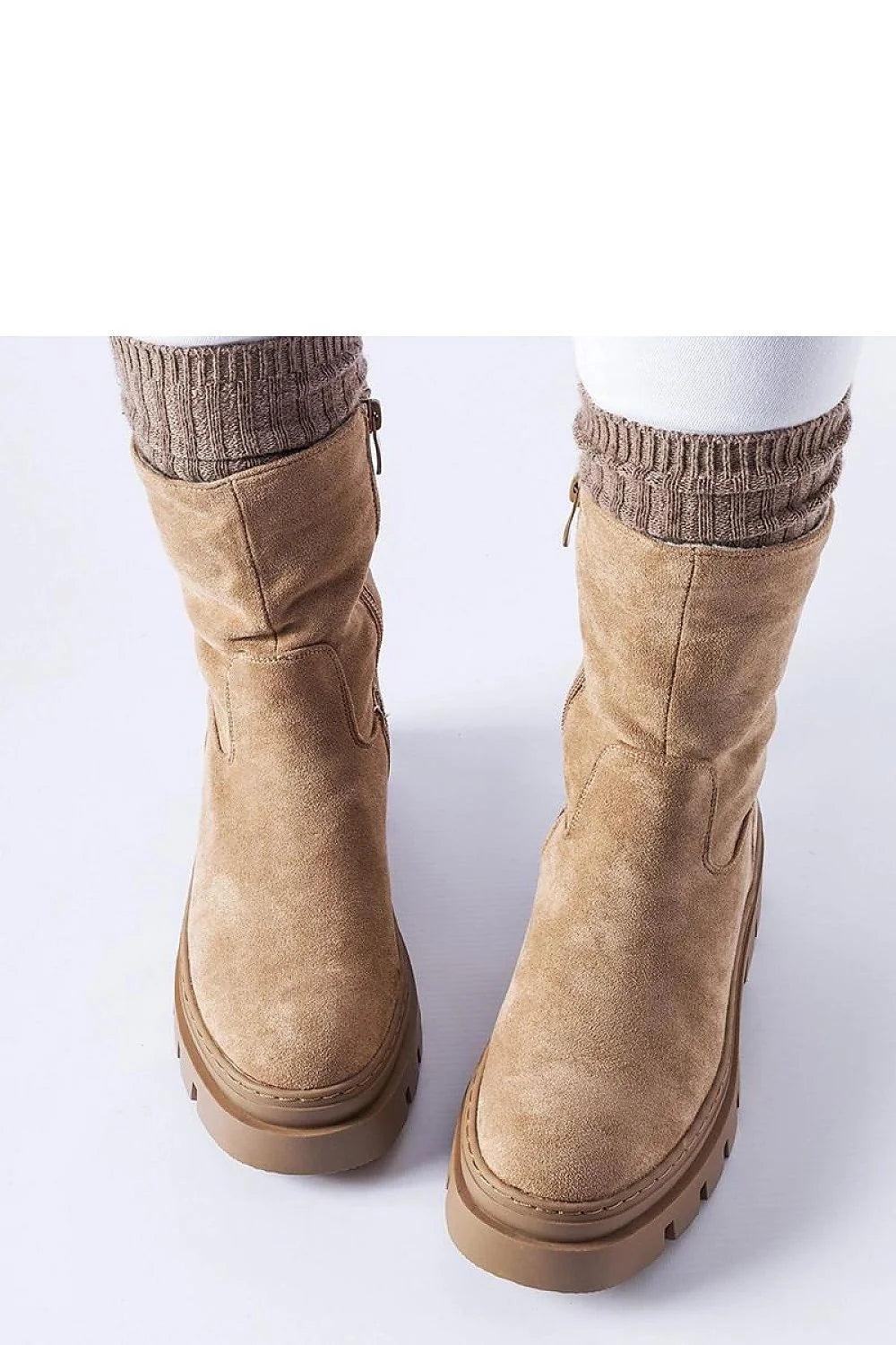 Bottes pour femmes design moderne fonctionnel cuir suédé beige fermeture éclair latérale semelle épaisse caoutchouc confort élégance usage quotidien protection froid