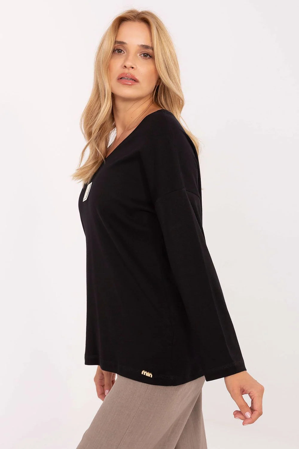 chemisier coton élasthanne noir manches longues col V maille jersey douce coupe ample épaules tombantes patch logo doré