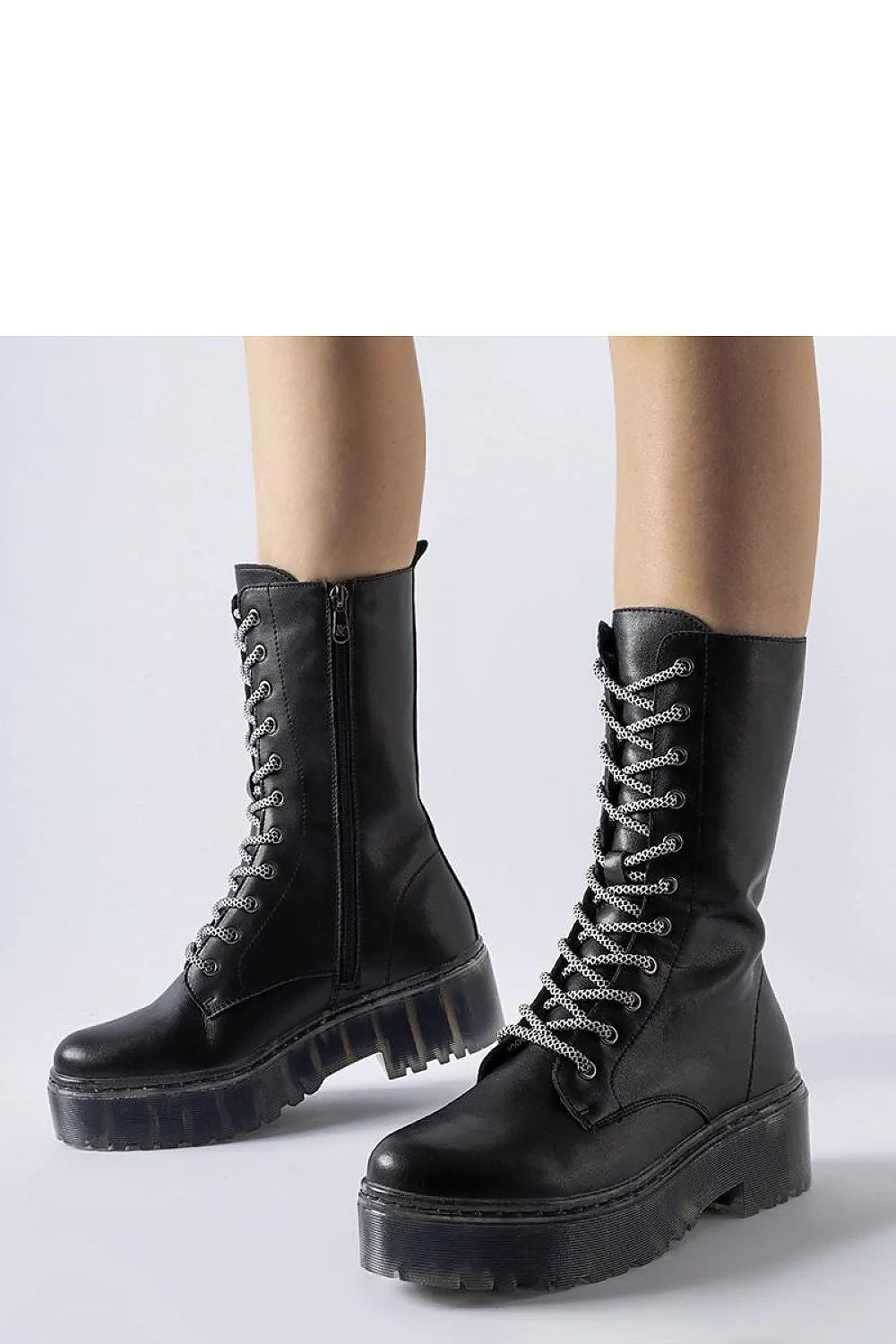 bottes noires mi mollet cuir synthétique lisse brillant laçage oeillets métalliques lacets contrastés fermeture éclair latérale semelle plateforme épaisse crantée