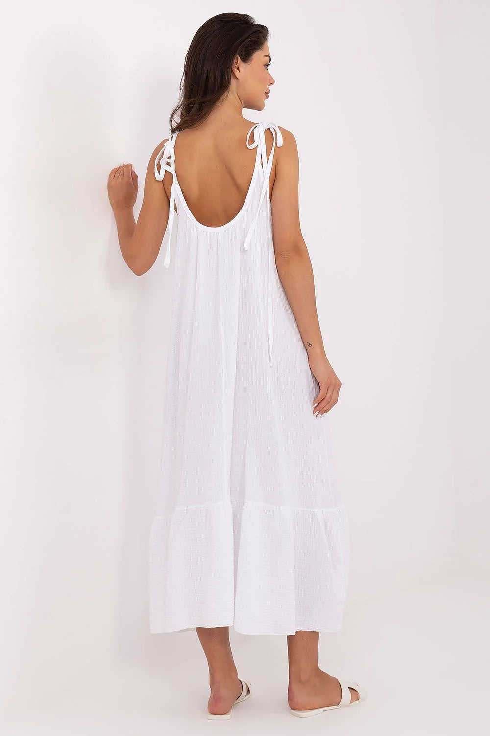 Robe d'été longue pour femme en tissu léger blanc, style élégant et décontracté, encolure profonde, bretelles fines, coupe ample, ourlet froncé, idéale pour les journées estivales, plage ou occasions décontractées