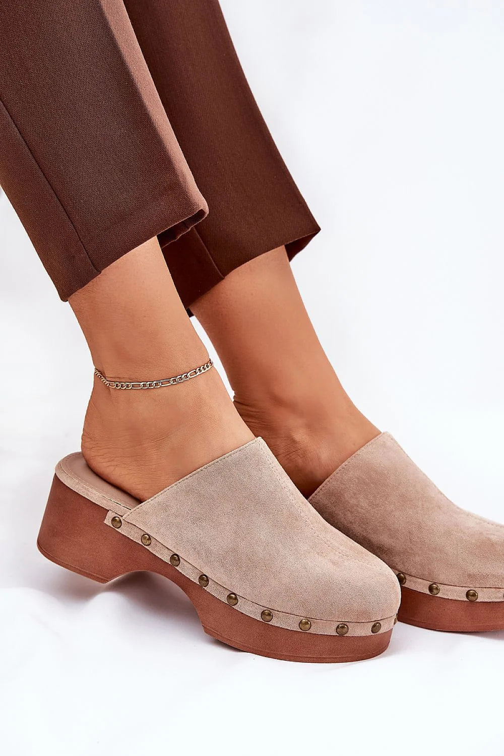 Sandales femmes design moderne cuir écologique plateforme compensée style unique rivets dorés confort tout le jour