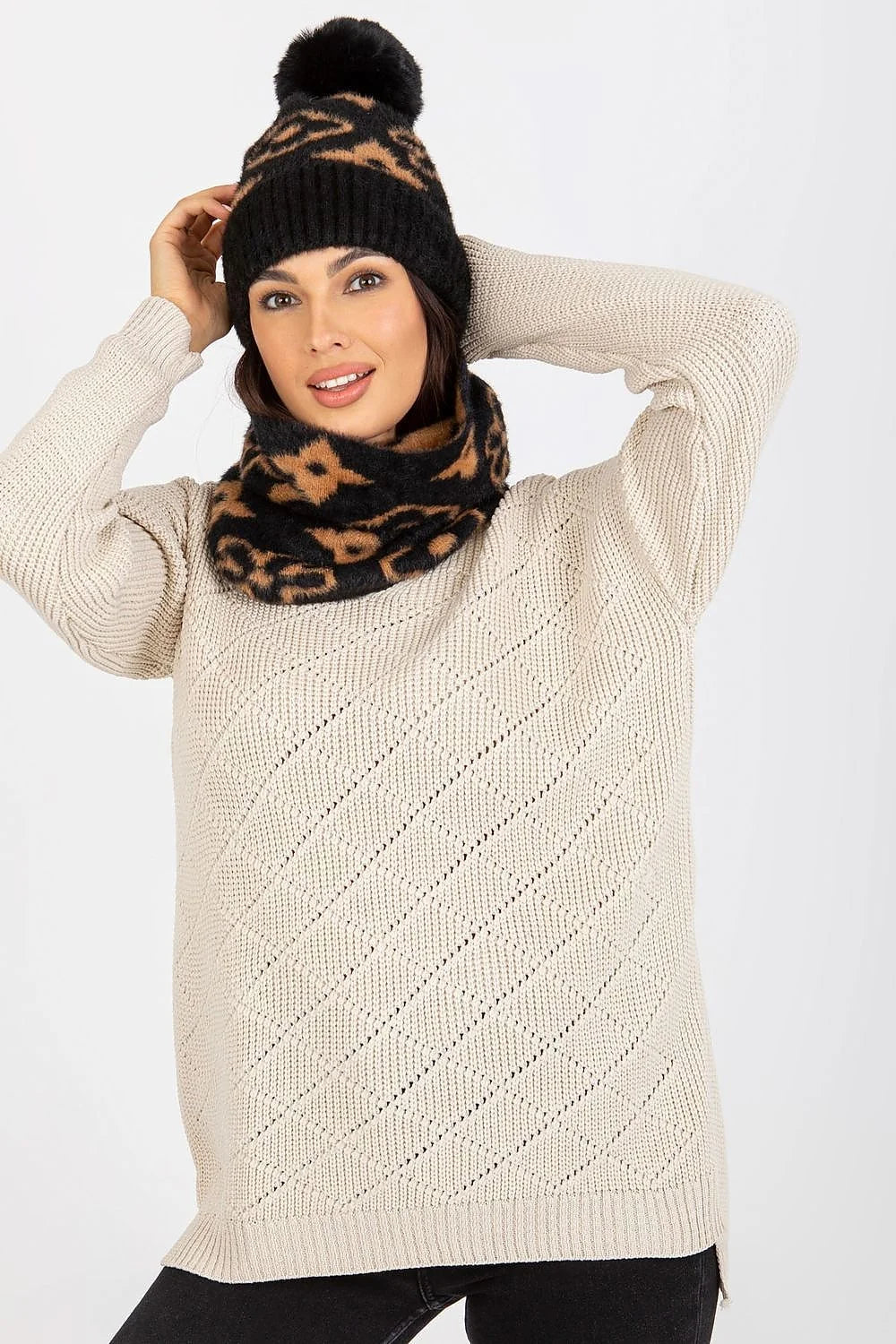 ensemble hivernal femme bonnet pompon snood infini pull tricot motif léopard noir camel côtelé moelleux chaud cosy tendance
