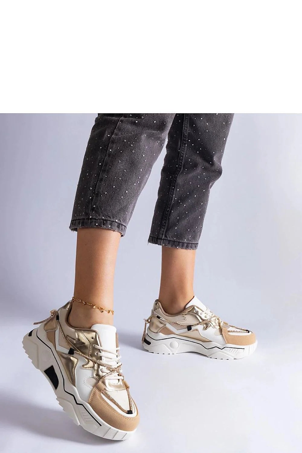 Baskets Solea beige zircons lacets Valdez cuir écologique design moderne audacieux empiècements géométriques semelle épaisse crantée bracelet cheville doré femme