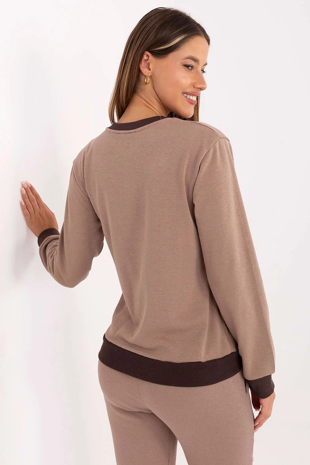sweatshirt femme col rond manches longues cotonpolyester molleton doux coupe relaxed taupe chocolat bordscotes contrastes broderie subtile logo minmin