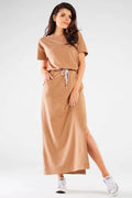 Robe longue coton élasthanne couleur camel coupe droite col rond manches courtes ceinture ajustable fente latérale poches latérales