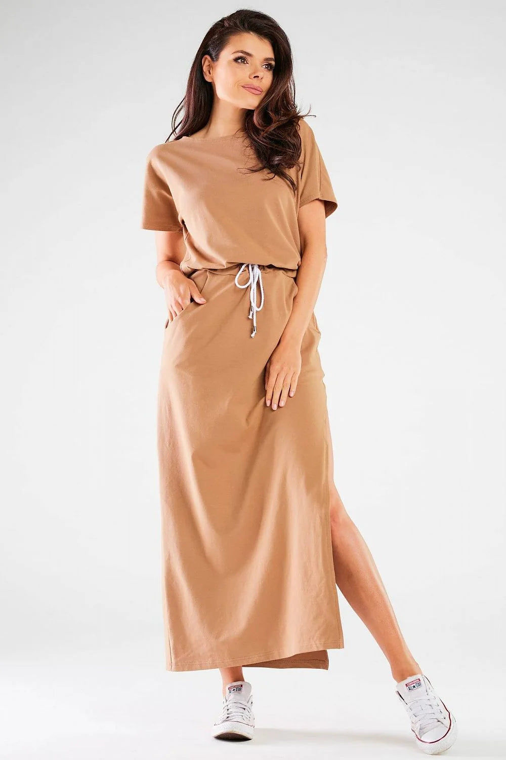 Robe longue été femme design minimaliste moderne tissu respirant couleur camel ceinture ajustable fente latérale poches latérales style casual-chic portée quotidienne saison printemps-été