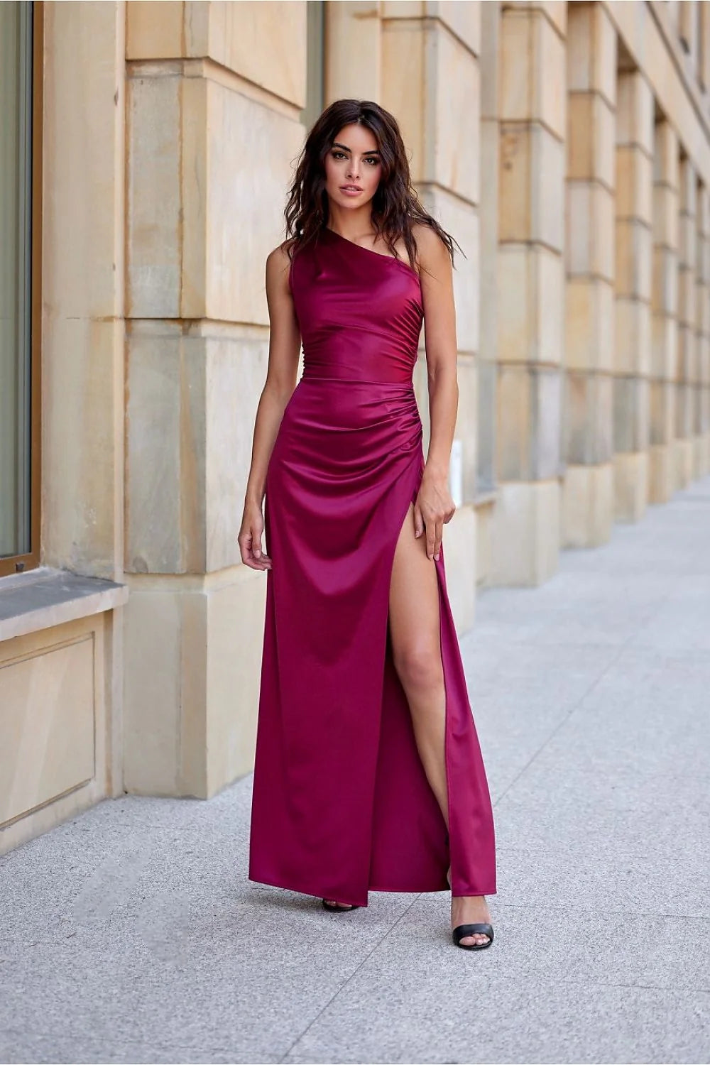 Robe longue soirée élégante en satin rouge bordeaux épaule nue asymétrique fente jambe taille ajustée femme