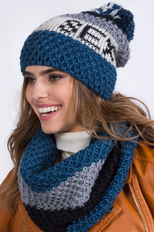 Bonnet et écharpe assortis FABIA en laine et acrylique bleu marine, gris et blanc, design tricoté, pompon multicolore, style slouchy, hiver, femme, mode urbaine