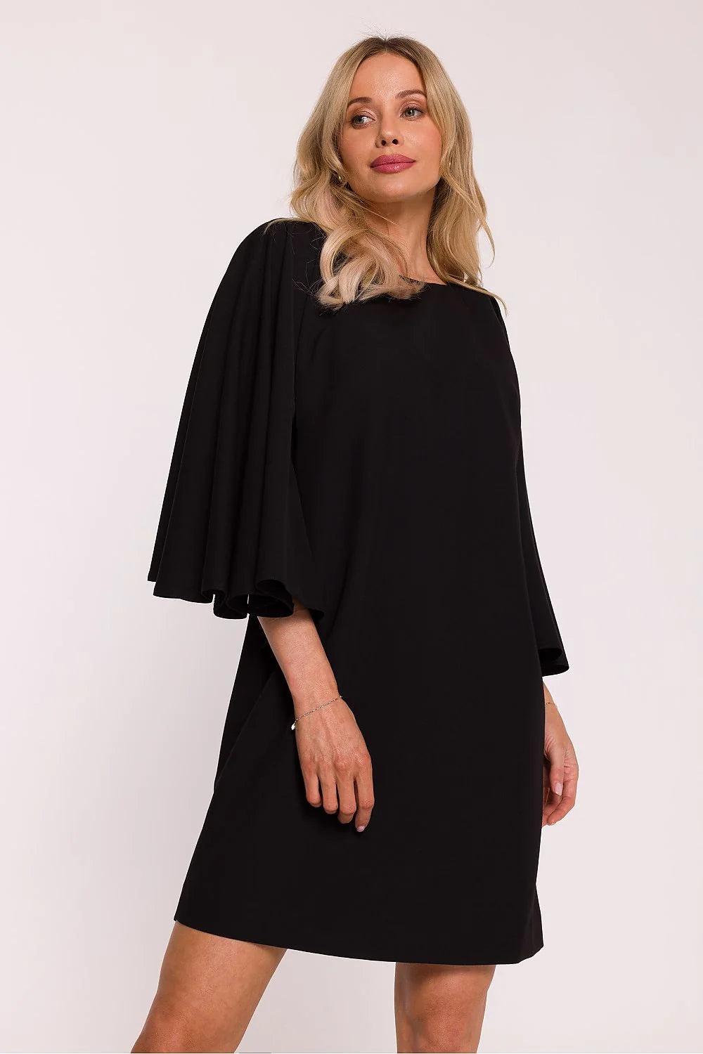 robe courte noire trapèze manches chauvesouris trois quarts encolure bateau minimaliste fluide crêpe taille ample finition invisible fermeture arrière moderne