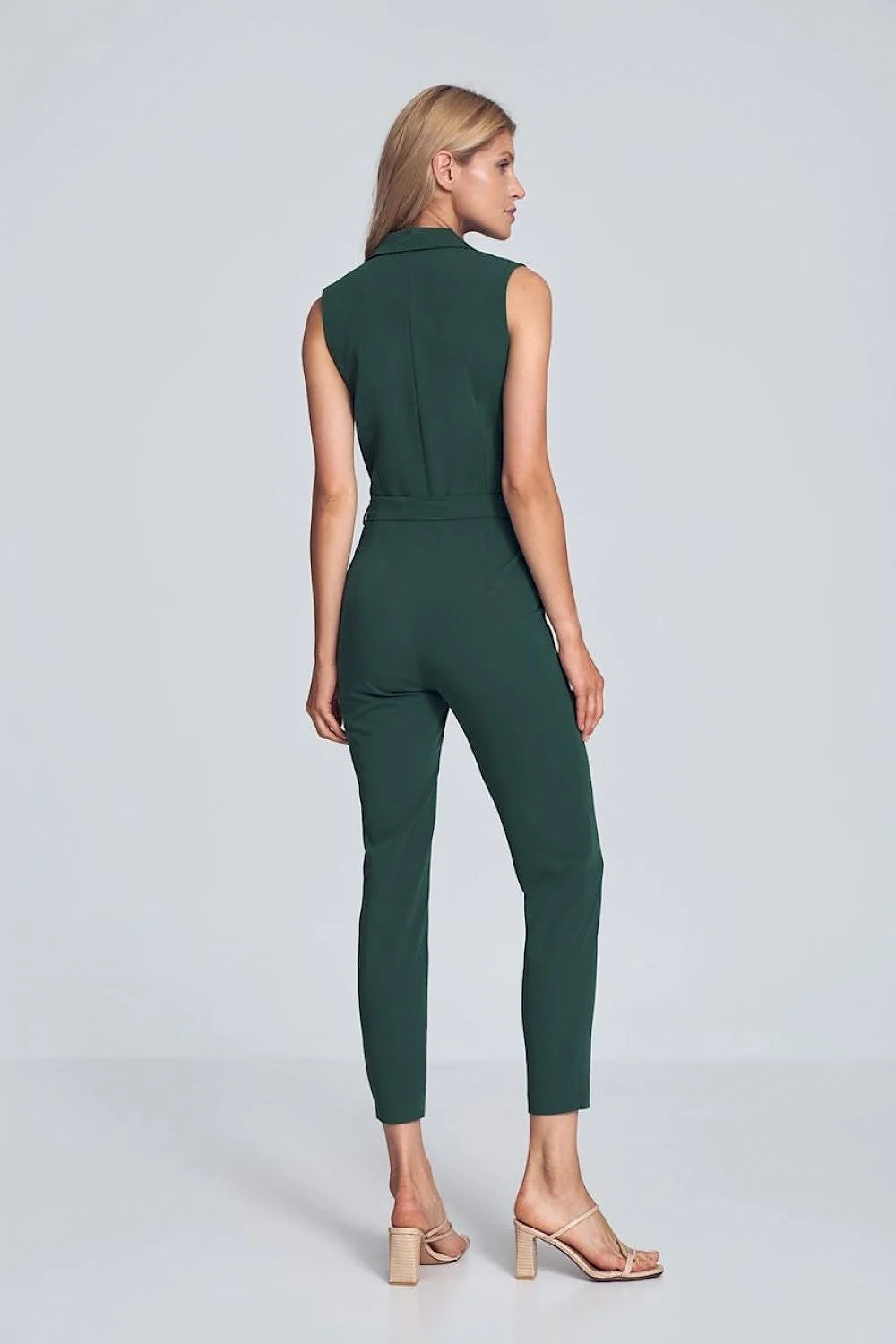 Combinaison pantalon beige en polyester viscose, élégante, moderne, chic, ceinture intégrée, sans manches