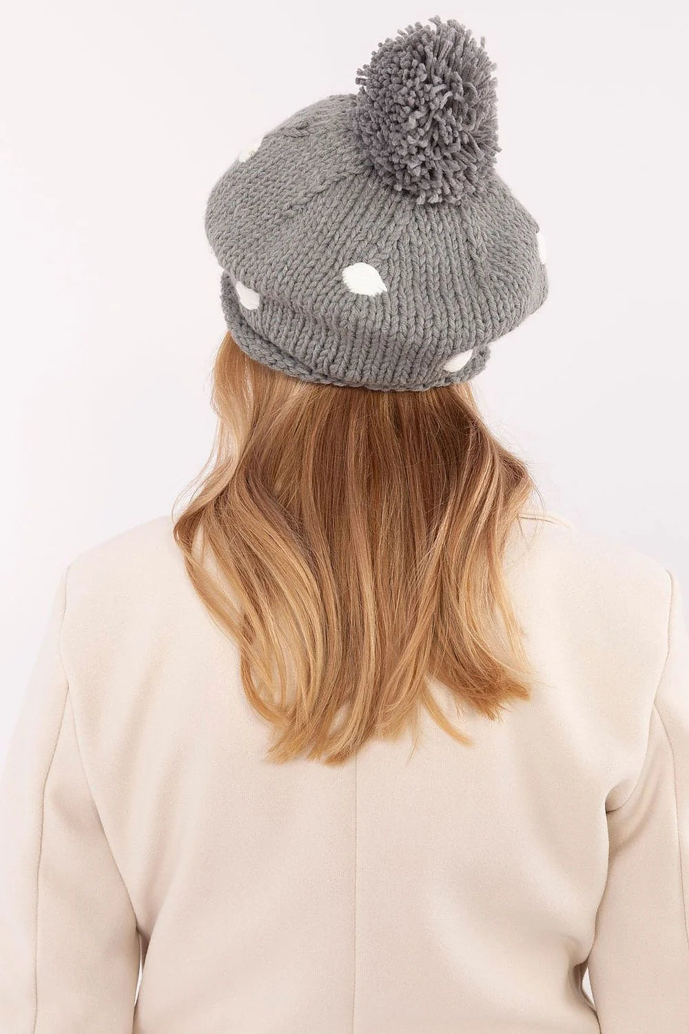 Ensemble mode femme hiver manteau col revers béret maille laine blanche crème gris polka dots