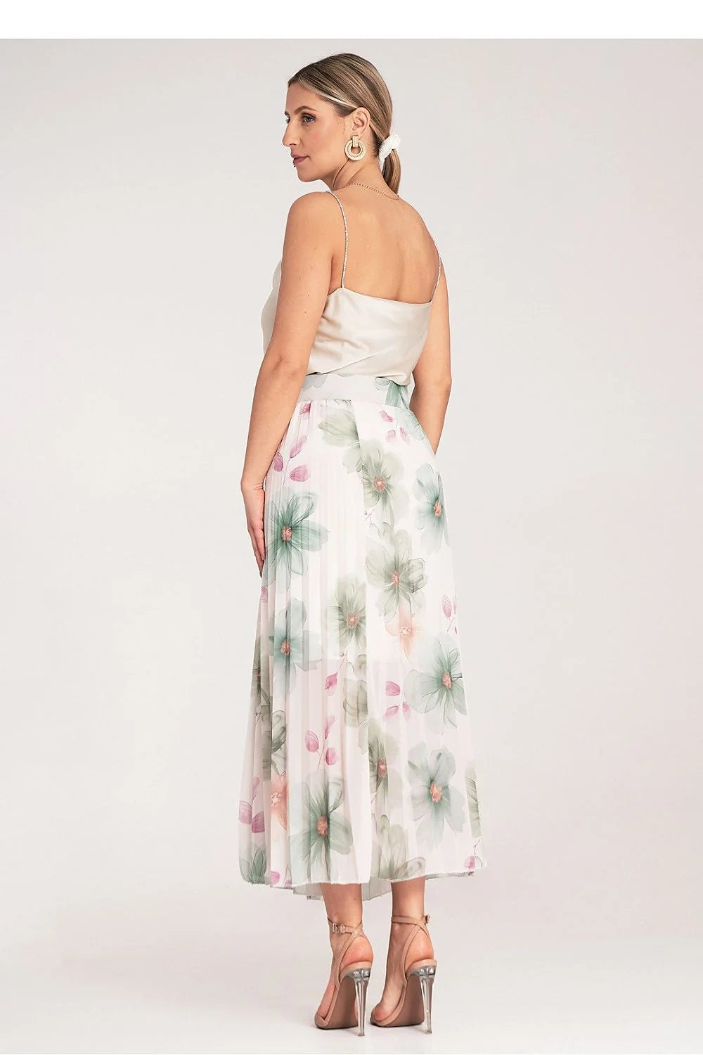 Tenue élégante printanière pour femme composée d'un haut et d'une jupe en tissu léger