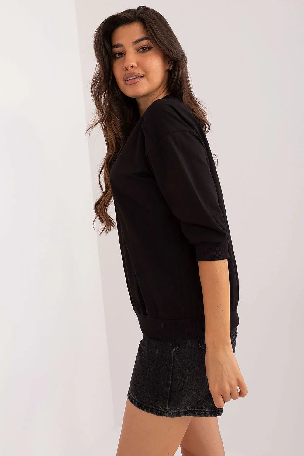 Sweatshirt mode femme modern style ample coton motif minimaliste manches courtes col rond noir blanc contrast