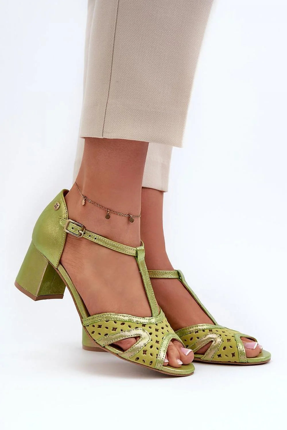 Sandales pour femme design élégant rétro orteil ouvert talon moyen cuir naturel vert olive métallisé mariage événement festif style intemporel