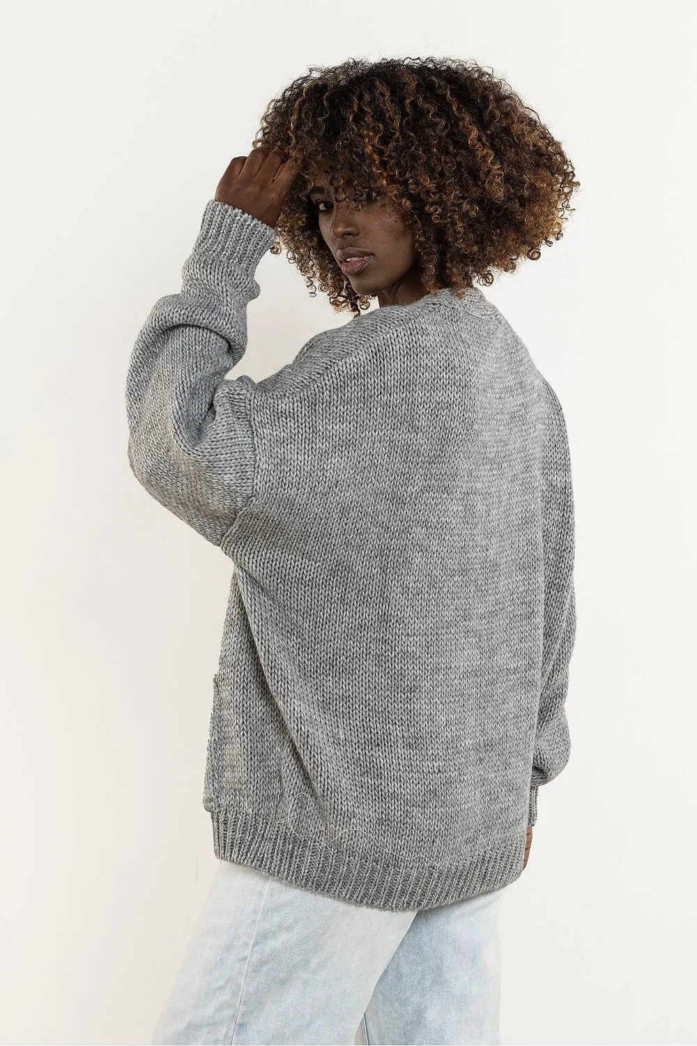 cardigan femme oversize grosse maille gris chiné col V boutonné poches plaquées manches tombantes bords côtes poignets base cosy chaud