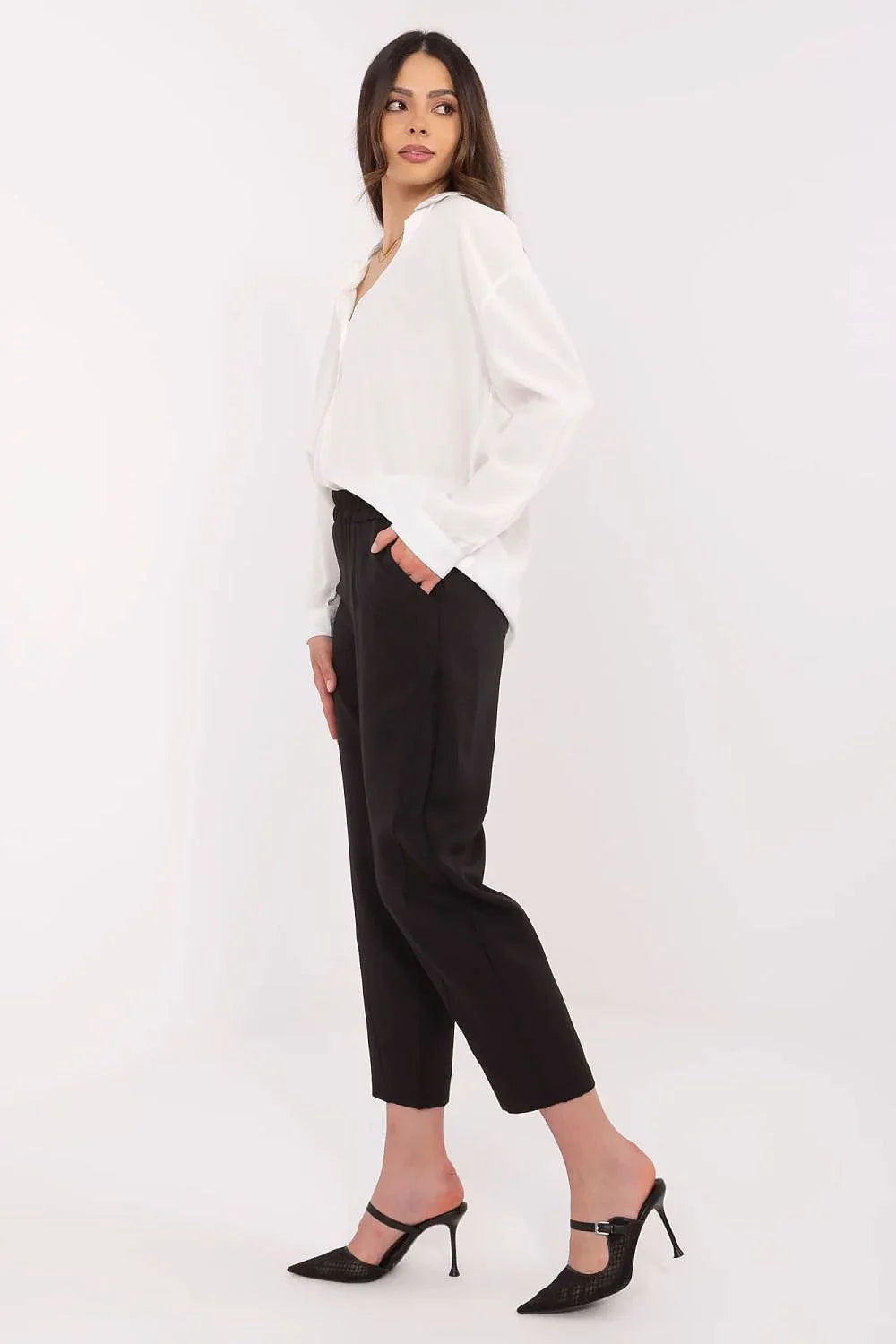 tenue femme élégante chemisier col V manches longues blanc pur fluide pantalon cigarette taille haute noir fuselé cheville escarpins pointu