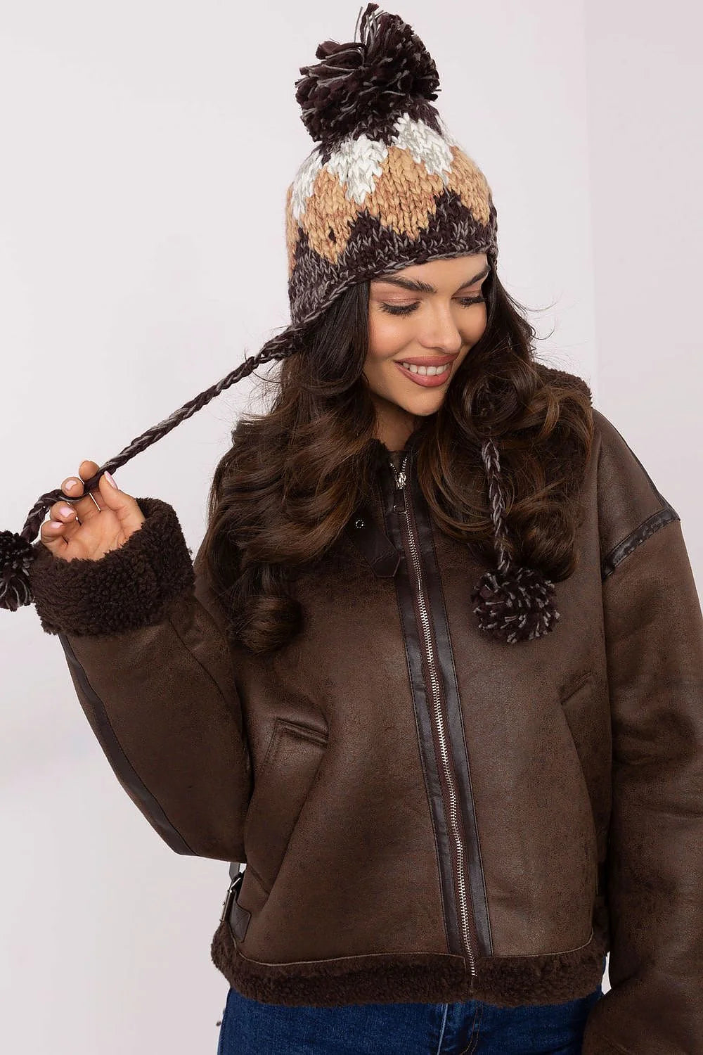 Bonnet tricoté motif chevrons pour femmes, hiver chic, couleur terre, pompon, style urbain, veste cuir assortie