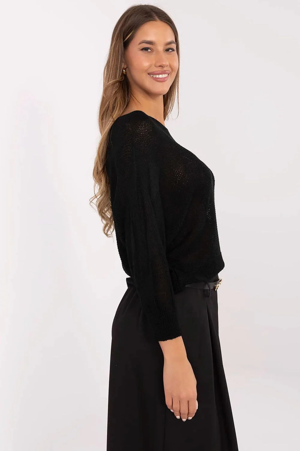 ensemble féminin élégant noir maille fine semitransparent oversize manches chauvesouris encolure bateau jupe taille haute double ceinture cuir boucles dorées