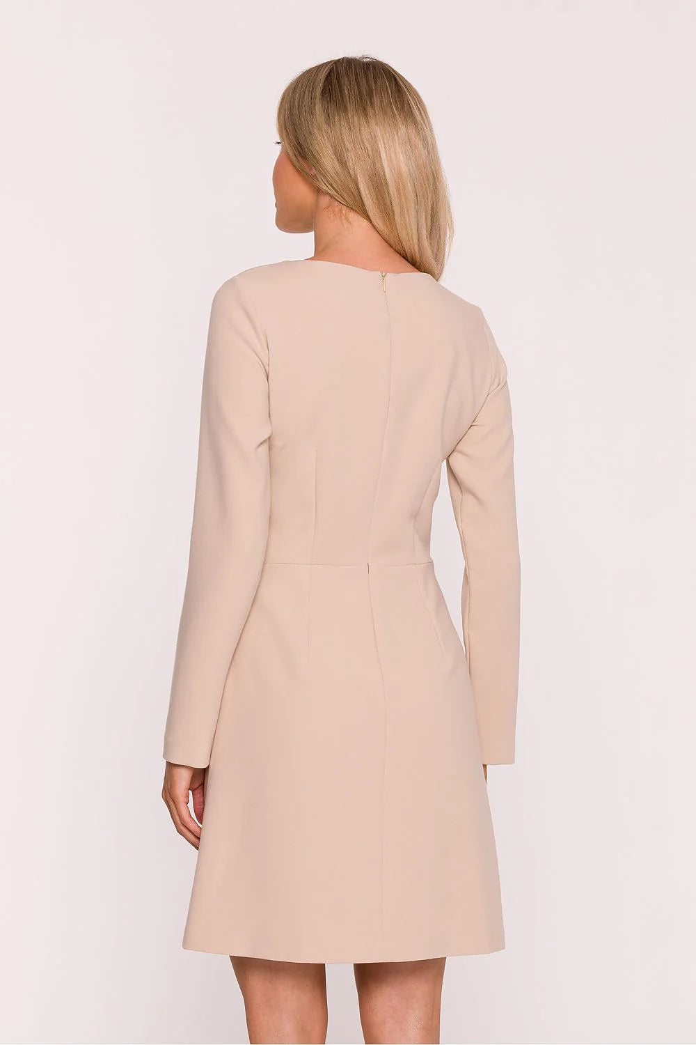 robe femme beige manches longues col rond haut ajusté taille marquée pattes boutons dorés coupe trapèze longueur genou tissu structuré