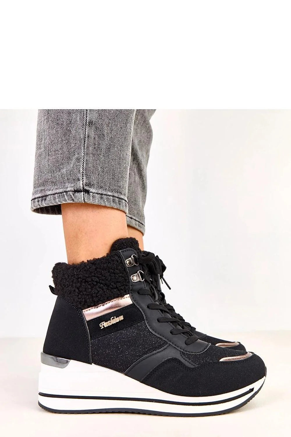 bottes neige femme sportives cuir suédé écologique doublure fourrure synthétique laçage crochets métallisés talon 6cm compensé semelle crantée plateforme blanche