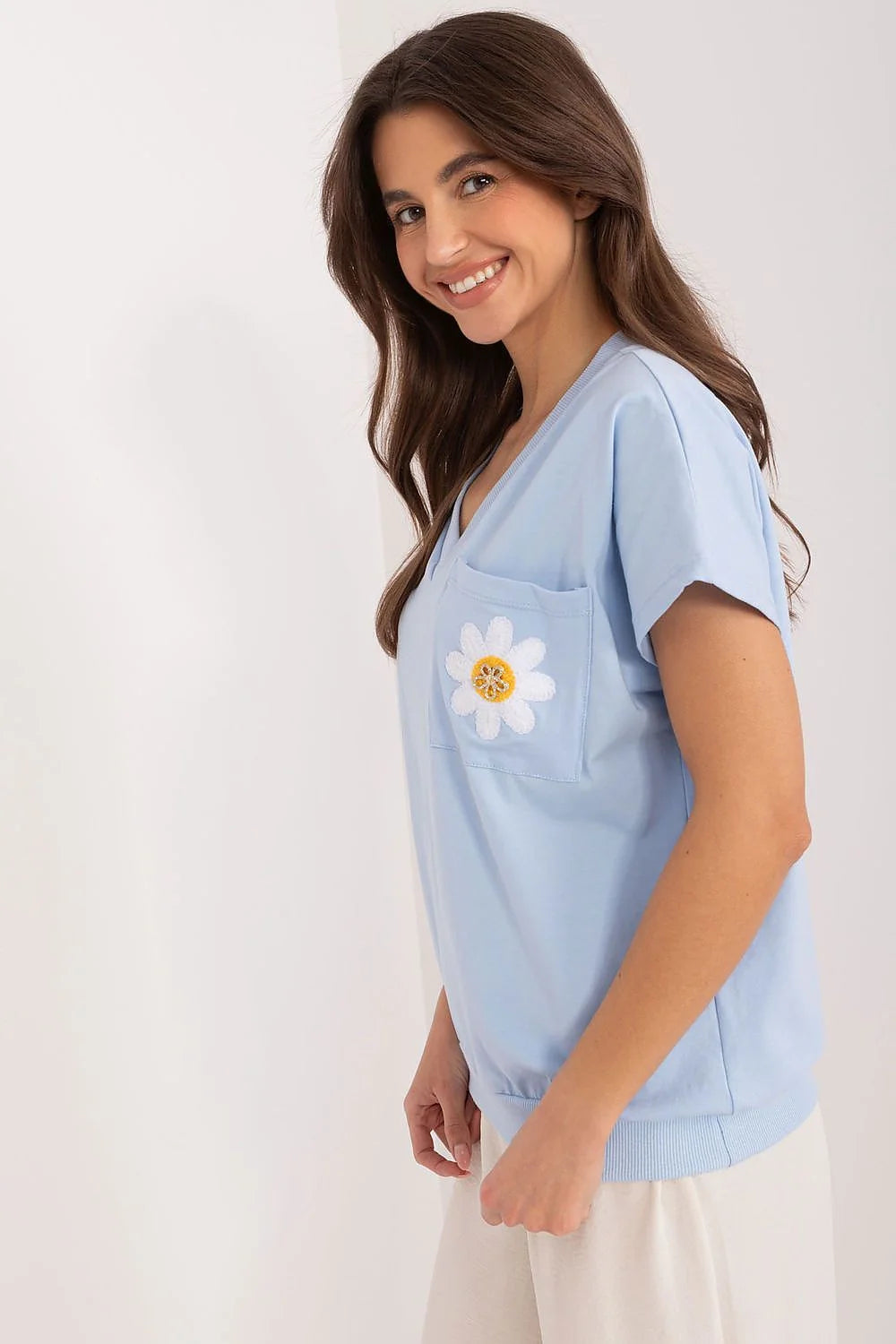 Chemisier féminin décontracté en coton doux bleu ciel encolure en V manches courtes poche brodée Rue Paris