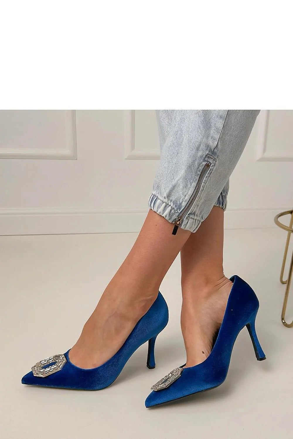 escarpins velours bleu roi bout pointu talon aiguille hauteur neuf point cinq centimètres bijou strass semelle cuir écologique